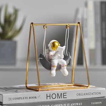 Статуетка на астронавти в скандинавски стил Декор Люлка от смола Статуя на космонавта Украса на дома Миниатюрни аксесоари Украшение за Подарък