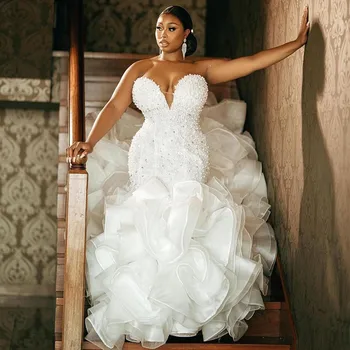 Луксозни сватбени рокли Русалка белия цвят е за булката, Мило сърце, чрез шнурове, Каскадни набори, перли, дамски сватбени рокли големи размери