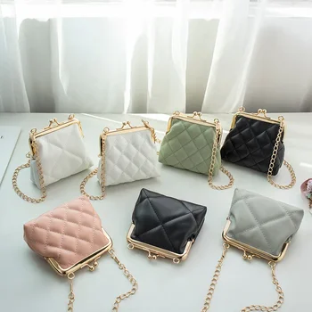 Сладък портфейл със закопчалка през границата на една Нова малка дамска чанта-портмонето се характеризира с простота и изисканост, стил