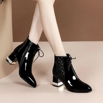 Стилни дамски обувки на висок ток С остър пръсти, 2023 г., високо качество Черни Дамски обувки От лачена кожа, Удобни модела обувки на среден ток